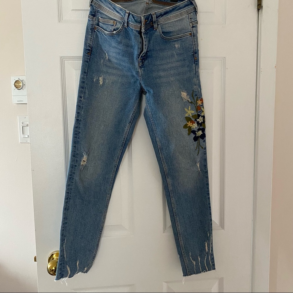 Selling this beautiful pair of jeans from Zara. The size is 06 us and 38 eur.
